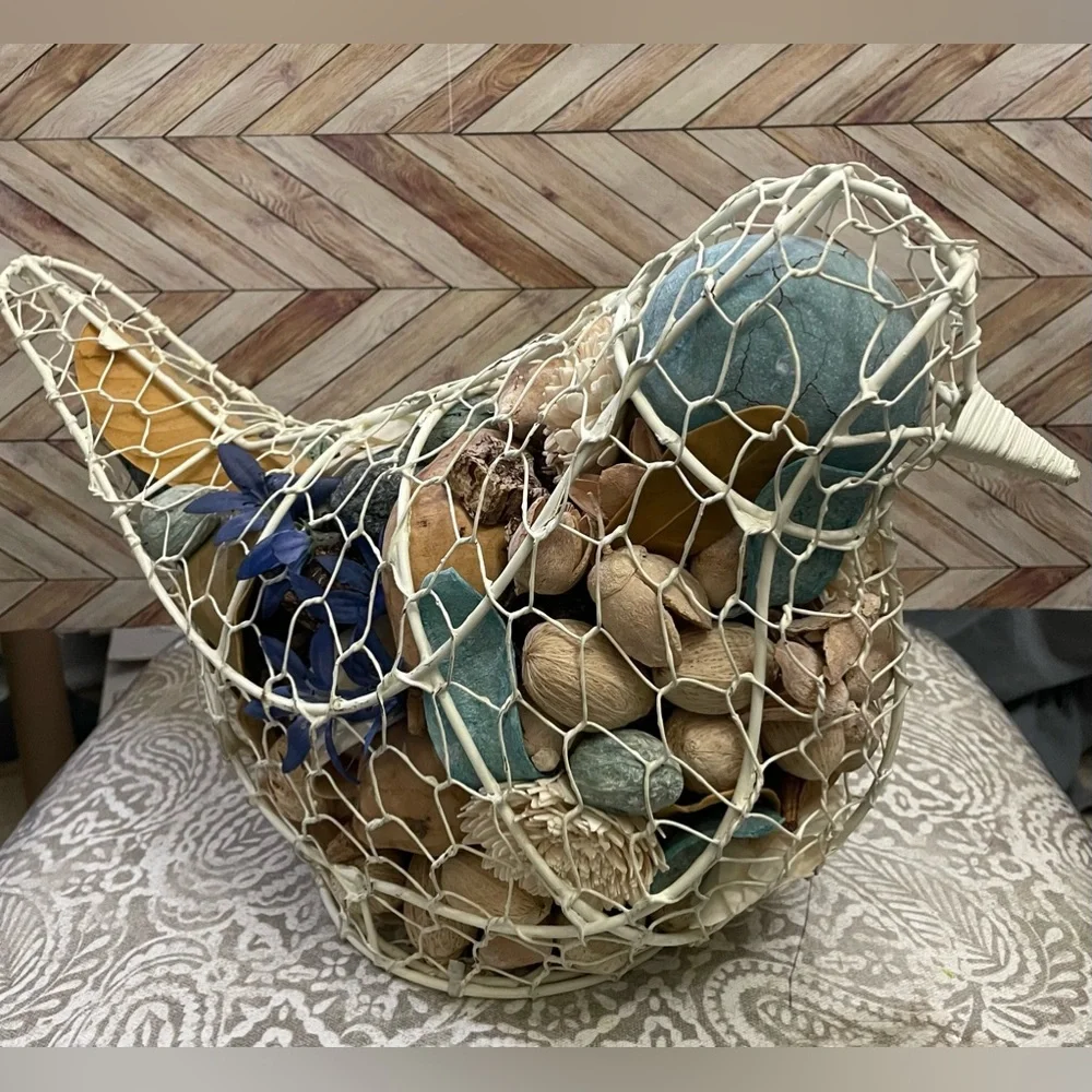Bird potpourri holder, chicken, wire basket.‎ 15x10x7.